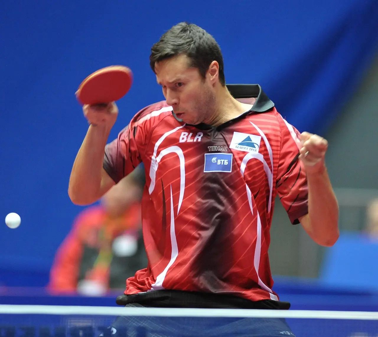Mand der spiller bordtennis